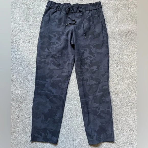 Lululemon on the fly 7/8 Pant | Size 8 - Picture 1 of 5